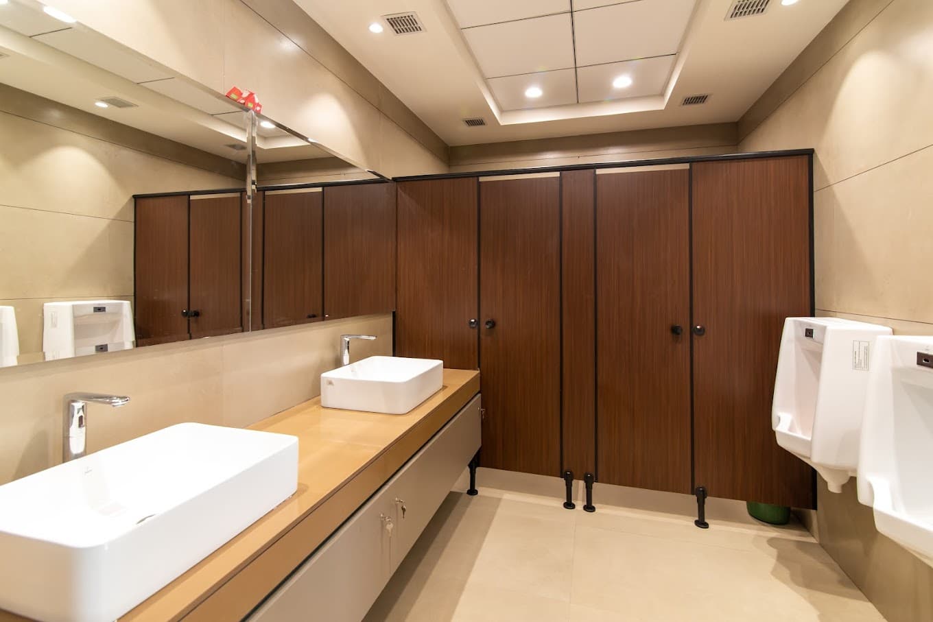 https://api.cohubindia.com/assets/uploads/20241006/office_on_rent_in_Noida2.jpg