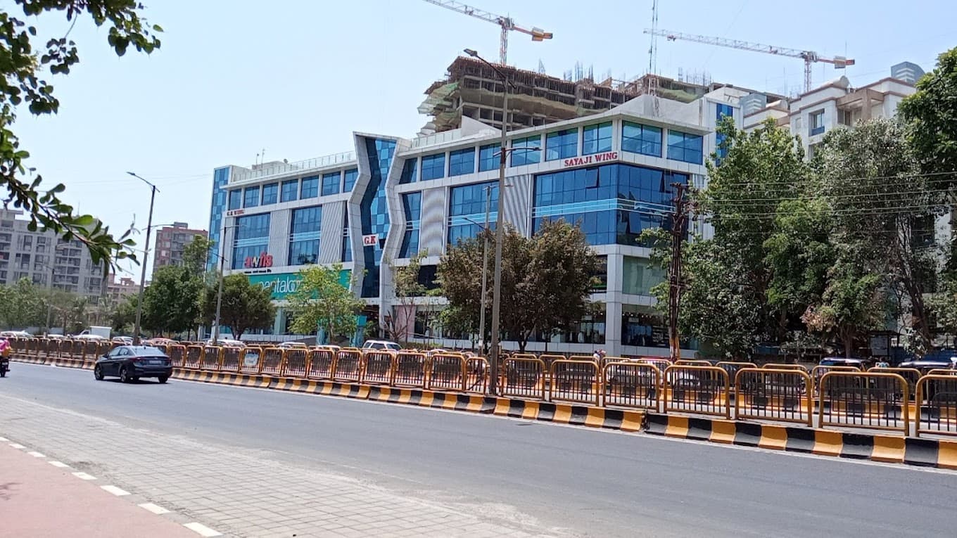 https://api.cohubindia.com/assets/uploads/20240330/Awfis_coworking_in_G_K_Mall_1.jpeg