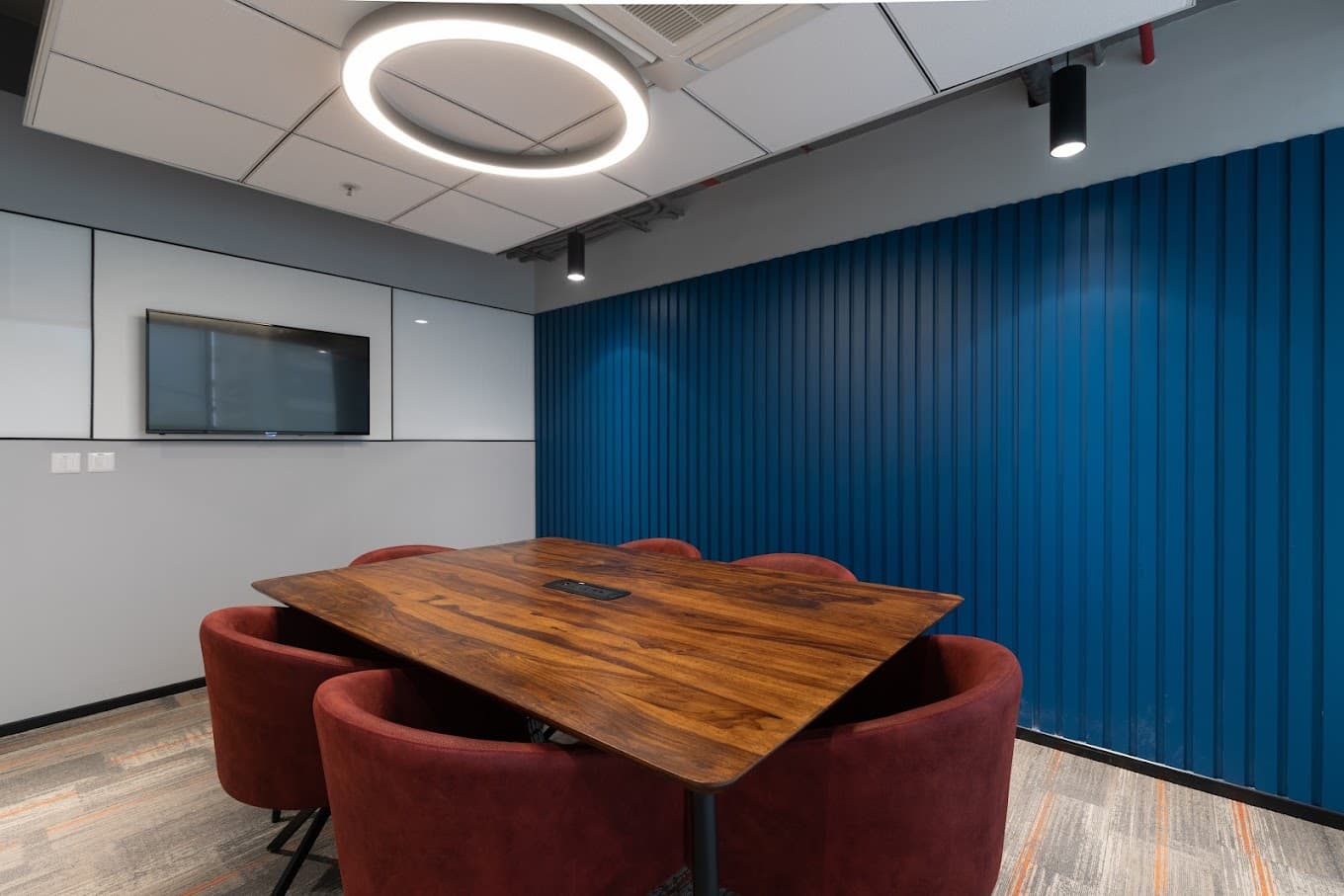 https://api.cohubindia.com/assets/uploads/20240330/Awfis_coworking_in_G_K_Mall_3.jpeg