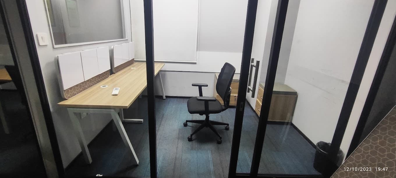 https://api.cohubindia.com/assets/uploads/20240330/Awfis_coworking_in_G_K_Mall_5.jpeg