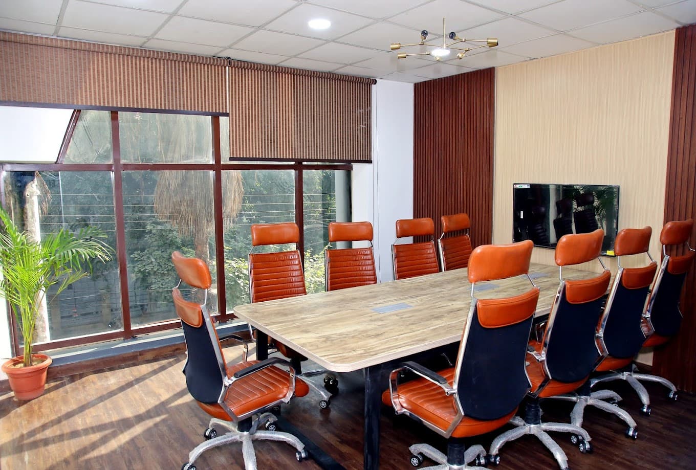 https://api.cohubindia.com/assets/uploads/20240827/Noida_meeting_room.JPG