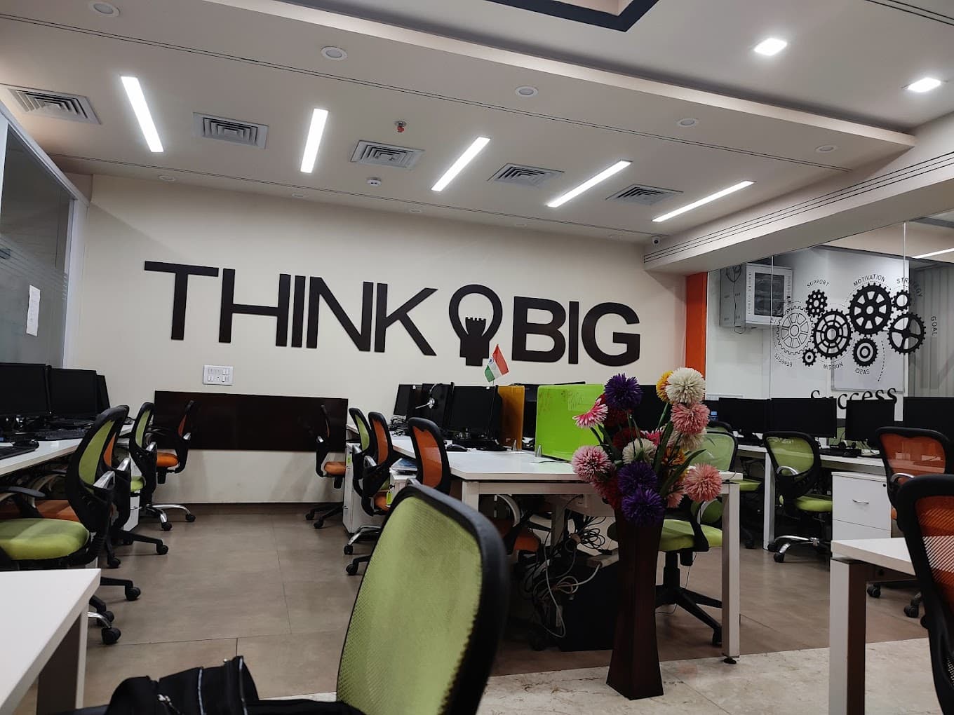 https://api.cohubindia.com/assets/uploads/20240827/Noida_meeting_room.jpg