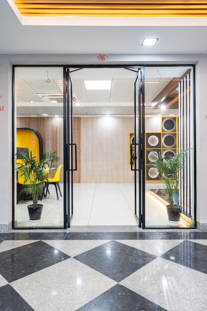 https://api.cohubindia.com/assets/uploads/20240924/Noida_meeting_room.jpg